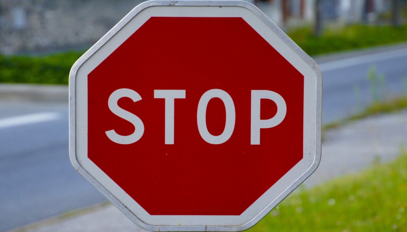 no people, regulation, city, communication, conduct, signalling, text, transportation, close-up, day, traffic, stop, white color, signal, guidance, intersection