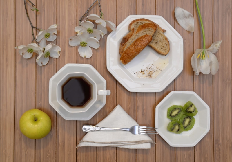 coffee - drink, food and drink, healthy eating, no people, table knife, tulip, kiwi, meal, food flatlay, fruit, indoors, apple, wood - material, plate
