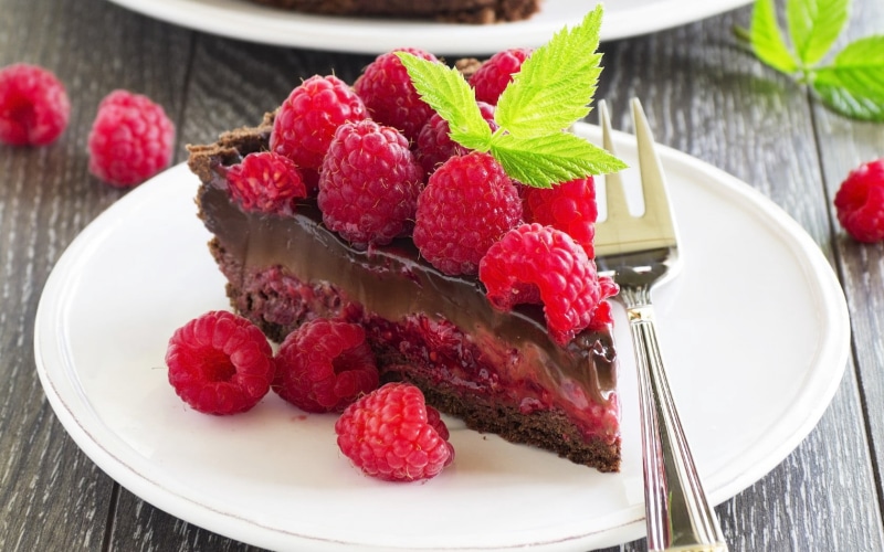food, kitchen utensil, ready-to-eat, raspberry, food and drink, sweet, red, freshness, cakes, 720P, healthy eating, sweet food, plate, table, mint leaf - culinary
