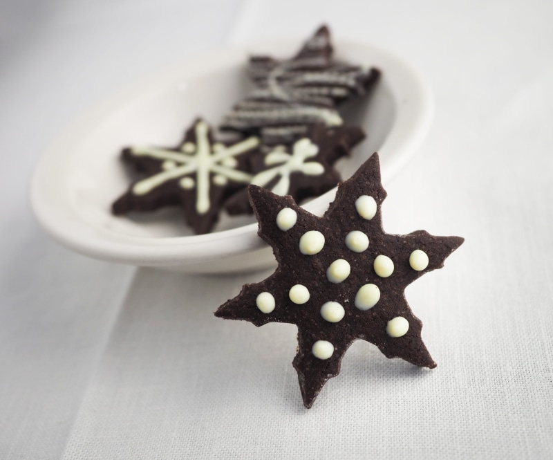 homemade, star shape, indoors, icing, ceramic, fresh, temptation, cookie, saucer, dessert, biscuit, white color, delicious, brown, shape, celebration, food