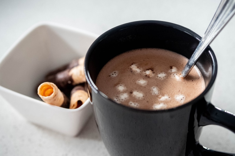 crockery, hot drink, bowl, mug, kitchen utensil, eating utensil, still life, delicious, breakfast, tasty, snack, blur, white, coffee - drink, 4K, latte