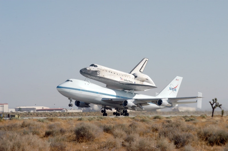 landing - Touching Down, piggyback, private Airplane, plant, clear sky, boeing, Nasa, fly, airport, edwards air force base, no people, airport runway, grass