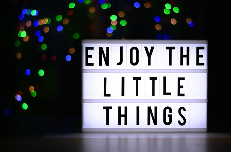 message, western script, capital letter, lighting equipment, motivation, light - natural phenomenon, enjoy, wall - building feature, glowing, illuminated