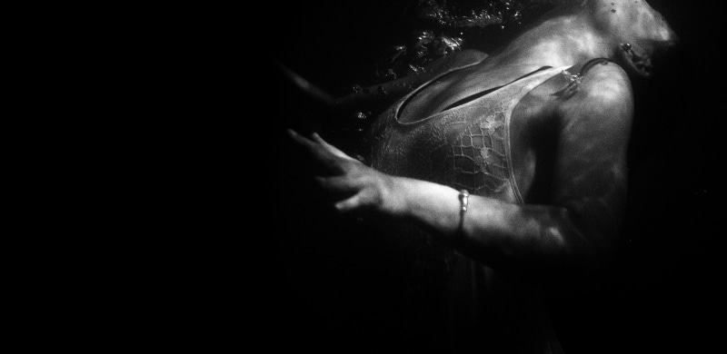 young adult, people, lifestyles, body part, water, adult, human hand, rear view, standing, 5K, girl, tank, human body part, one woman only, photography