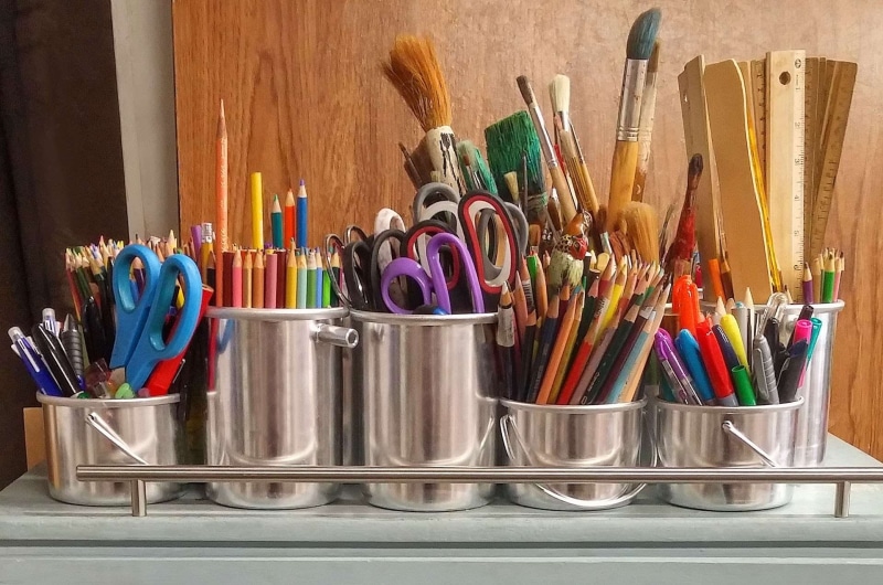 large group of objects, table, art supplies, pencils, colourful, choice, colorful, scis, close-up, art and craft equipment, markers, arts and crafts, variation