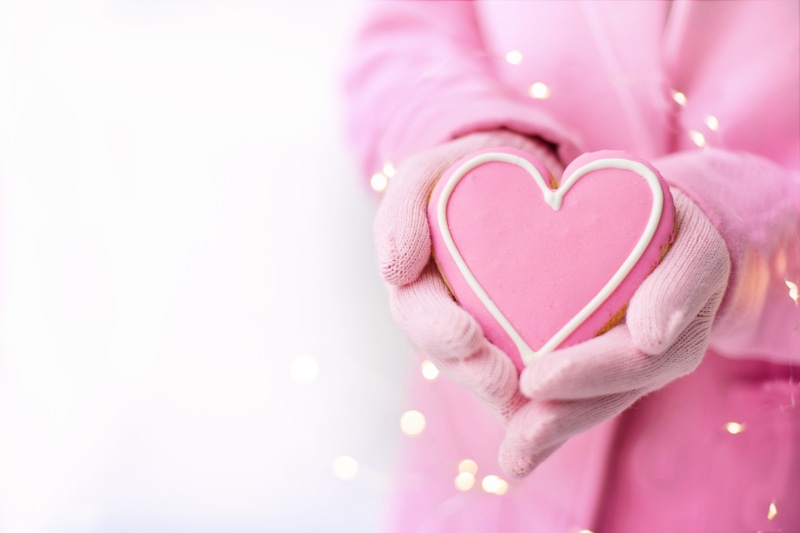 valentine, valentines day, midsection, heart shape, emotion, holding, one person, symbol, romantic, copy space, 5K, wedding, adult, human hand, affection