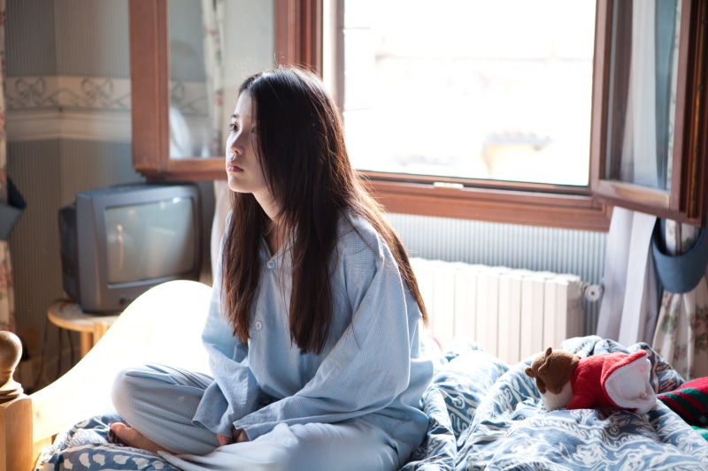 indoors, window, hairstyle, child, 1080P, real people, hair, females, long hair, one person, domestic room, day, bed, women, bedroom, sitting, k-pop, korea