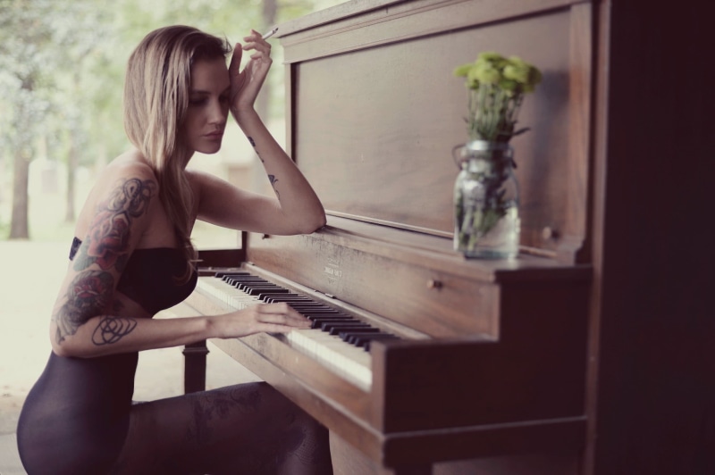 brown, young adult, music, upright, waist up, home interior, musical instrument, piano, real people, sitting, side view, hairstyle, indoors, beautiful woman