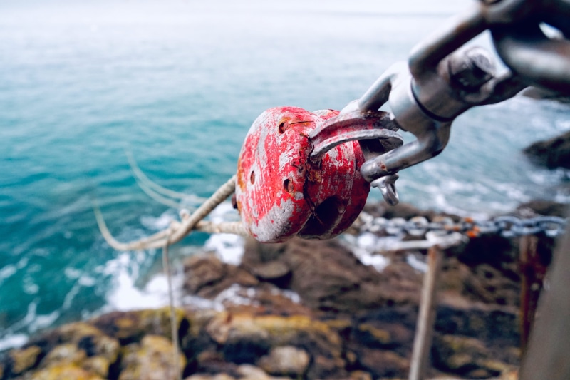 railing, lock, metal, no people, red, water, 5K, coho, safety, ice, hook, selective focus, eruption, body, land, tire, rock, rust, day, machine, animal