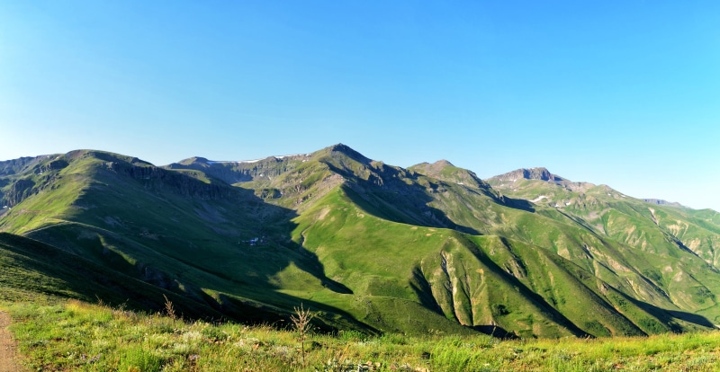 mountains, blue, kaçkars, plant, green, travel, clear sky, tranquil scene, beauty in nature, rural, summer, natural life, sunny, landscapes nature, peace
