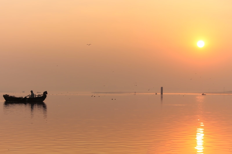 nature, nautical Vessel, sunset, Water  Reservoir, water, sunrise - Dawn, boat, boatman, sea, Sunrise, dusk, photo, 8K, Silhouette, Dam, Sun, reflection