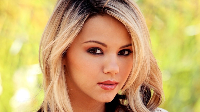 blond hair, adult, looking at camera, young adult, close-up, 1080P, hairstyle, model, one person, hair, fashion, lipstick, long hair, portrait, beautiful people