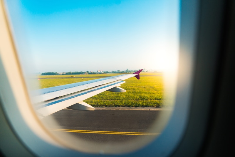 traveling, windows, landing, cloudless, runway, top, mode of transportation, focus on background, air vehicle, window, on the move, 4K, flight, clear sky