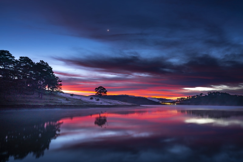 mountain, golden, tranquility, non-urban scene, reflection, nature, purple, silhouette, scenic, cloud - sky, beauty in nature, idyllic, dawn, lake, shore