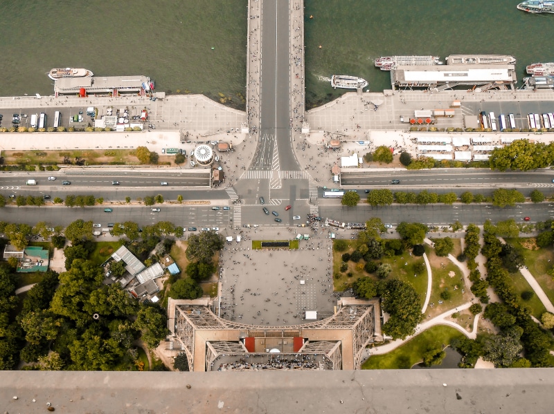 cross, mode of transportation, transportation, river, structure, pedestrisn, tower, pari, view, nature, land vehicle, architecture, above, eyeview, eiffel