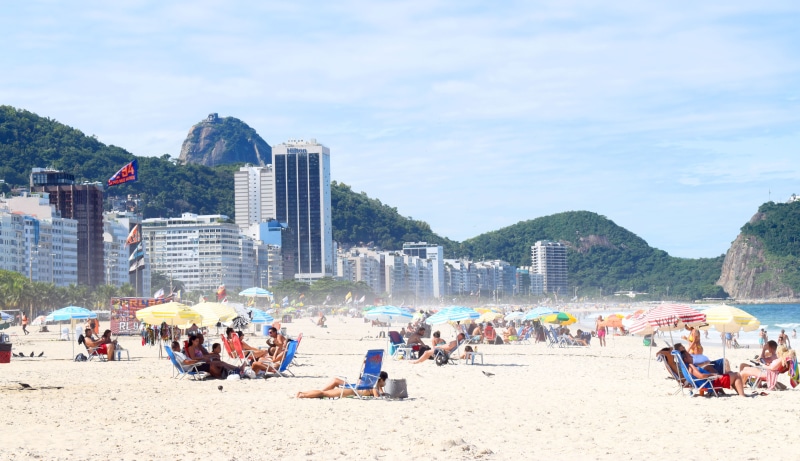 destination, leisure activity, brazil, beach, vacation, copacabana, lifestyles, day, office building exterior, real people, rio de janeiro, group of people