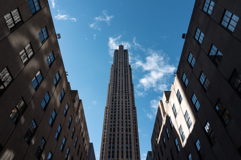 financial district, window, 2K, apartment, low angle view, high, blue, angle, sky, residential district, architectural, sunlight, photography, rockefeller center