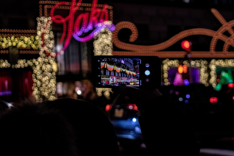 rockefeller center, communication, men, nyc, lifestyles, christmas in nyc, 5K, architecture, saks fifth, viewing, people, crowd, photography themes, group of people