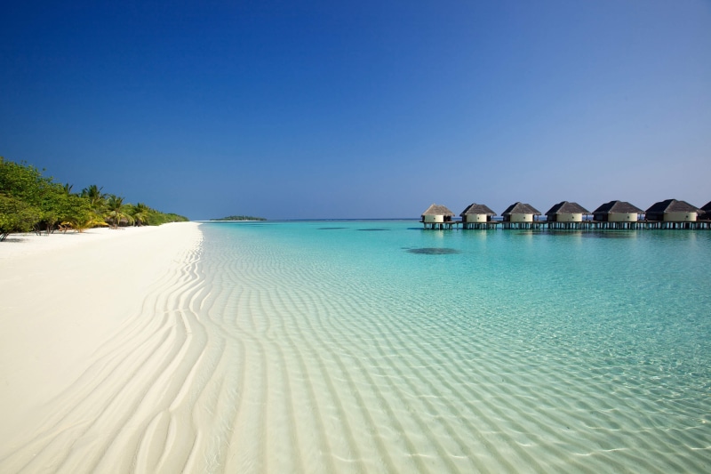 4K, ocean, beach, sand, palm trees, bungalows