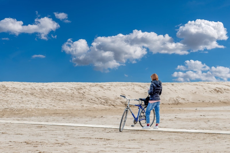 landscape, sky, environment, dom, infinite, one person, 1080P, gita, casual clothing, holidays, clouds, panoramic, sea, costa, female, day, outdoors, hills