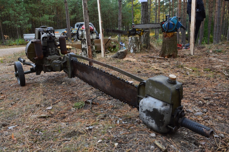 dvoumužná chainsaw, pila, transportation, machinery, damaged, plant, chainsaw, motor, people, mode of transportation, outdoors, historic sawmill, 5K, metal
