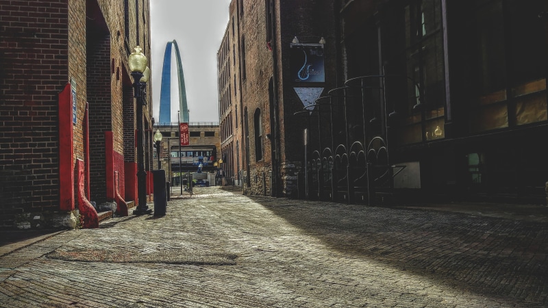 lamp post, alley, st. louis, cobblestone, long, building, outdoors, day, nature, the old spaghetti factory, building exterior, residential district, sunlight