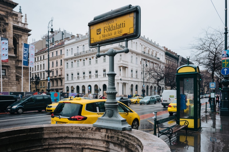 sign, city life, built structure, yellow, mode of transportation, communication, opera, outdoors, motor vehicle, subway, land vehicle, road sign, 5K, architecture