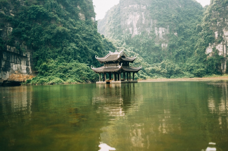 architecture, tranquil scene, nature, waterfront, lake, religion, beauty in nature, 5K, no people, reflection, vietnam, mountain, travel, belief, tranquility