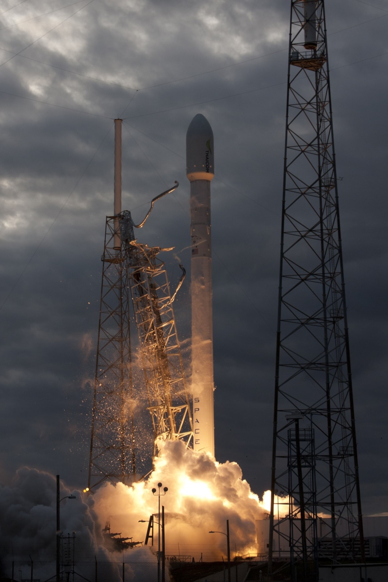shuttle, fuel, factory, architecture, outdoors, countdown, smoke - physical structure, tower, launch, smoke stack, air pollution, lift-off, steel, 2K