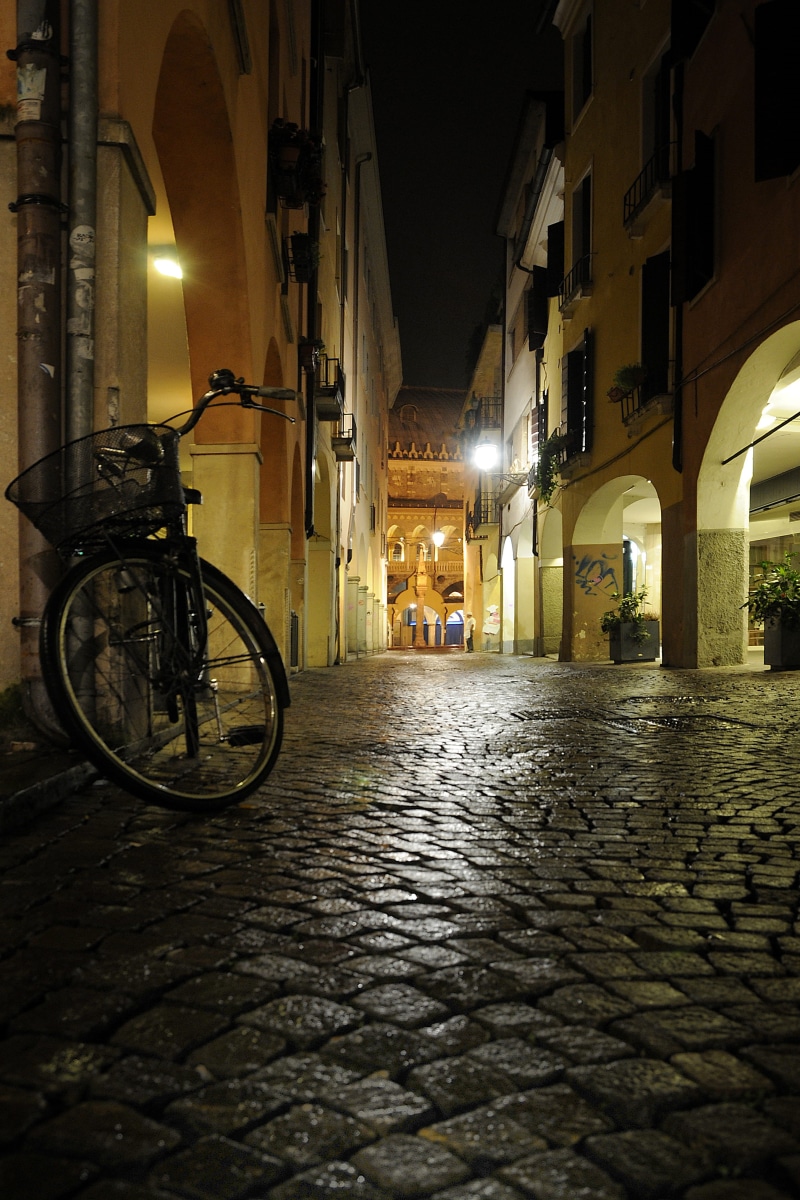 city, architecture, padua, residential district, built structure, land vehicle, nigth, footpath, bicycle, illuminated, alley, lighting equipment, building exterior