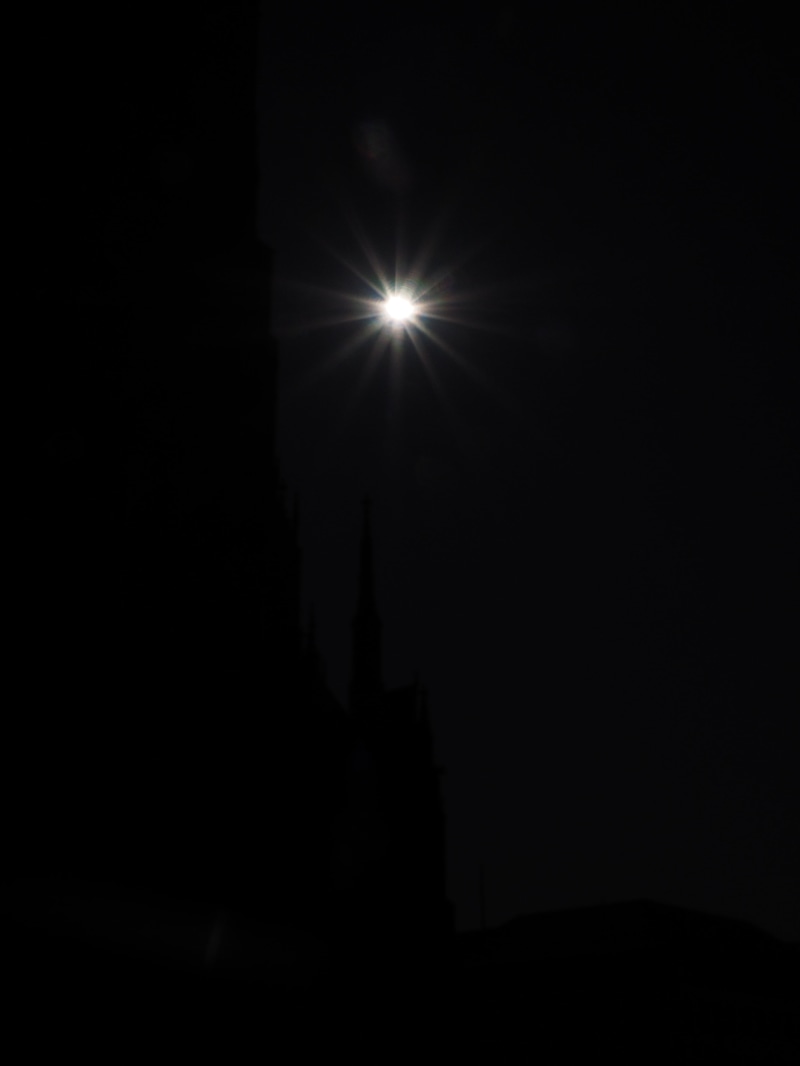 illuminated, outdoors, shape, sun, religion, natural spectacle, partial, nature, architecture, 4K, copy space, beauty in nature, spooky, solar eclipse