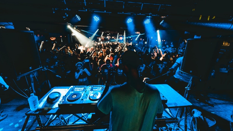 lighting equipment, performing, group of people, dj, entertainment occupation, people, night life, stage - performance space, occupation, nighttime, makj