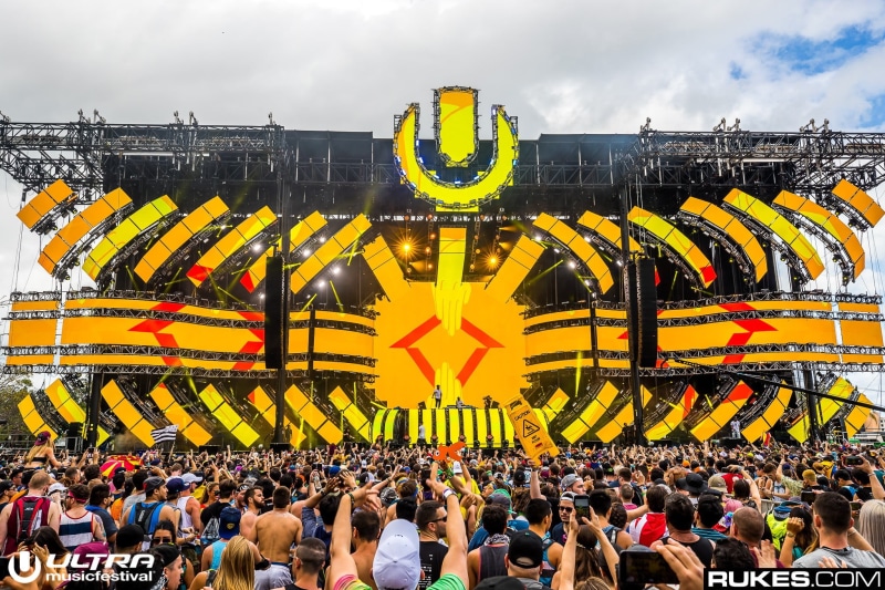 built structure, text, sky, large group of people, yellow, DJs, real people, arts culture and entertainment, building exterior, city, crowd, Rukes, lifestyles