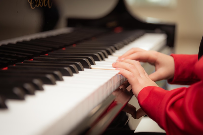 keyboard instrument, one person, music, practice, skill, instrument, musical equipment, arts culture and entertainment, close-up, training, 5K, piano key