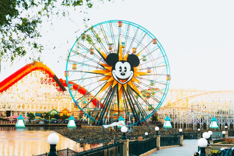 leisure activity, ferris wheel, outdoors, incidental people, architecture, park, built structure, theme park, arts culture and entertainment, 5K, travel