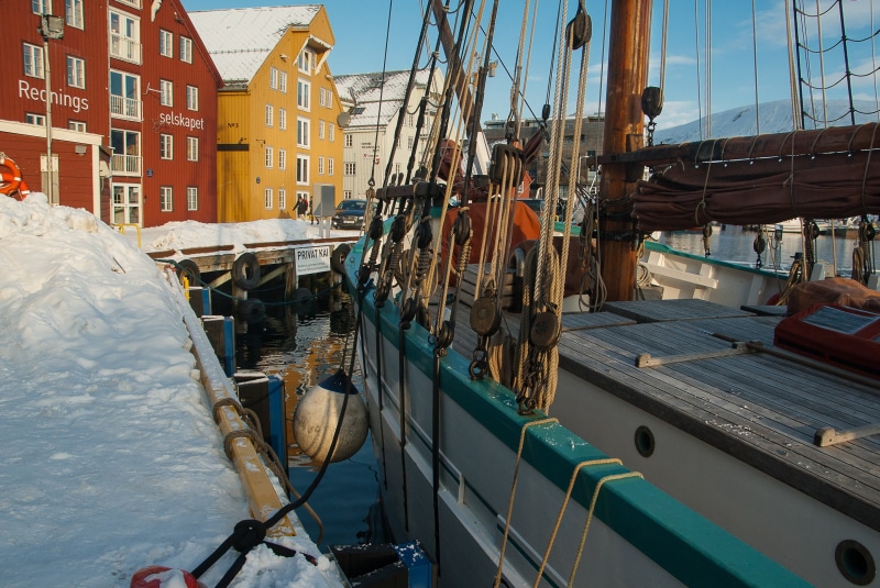 sky, city, boat, sunlight, moored, sailboat, lapland, tromso, mode of transportation, water, built structure, building, norway, port, rope, harbor, transportation