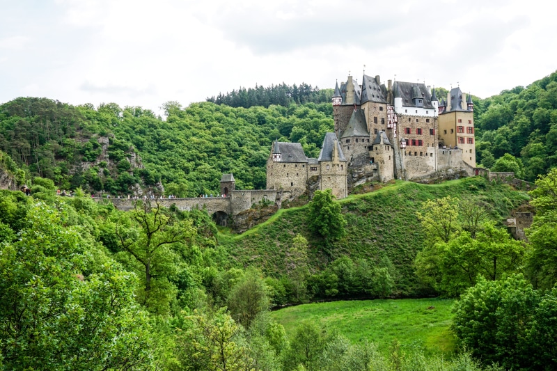 beauty in nature, plant, green, tree, top, building, 5K, old, tourism, Castle, Stone, burg eltz, church, history, architecture, mountain, house, day, Germany