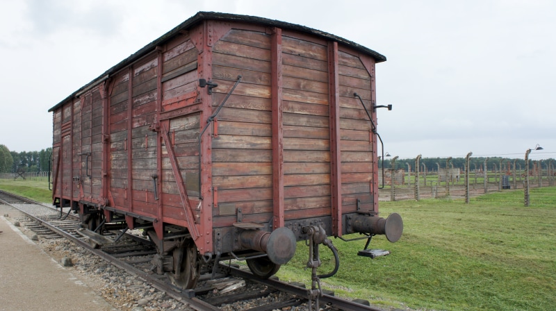 rail transportation, photography, 4K, no people, landscape, business, train, close, green, grass, built structure, cloud - sky, field, wood - material