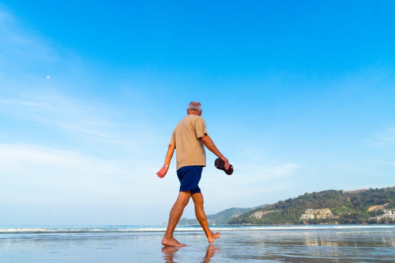 daytime, one woman only, outdoor, pension, life, full length, coast, t, leisure, ocean, man, leisure activity, lifestyles, vacations, sky, shoes, horizon over water
