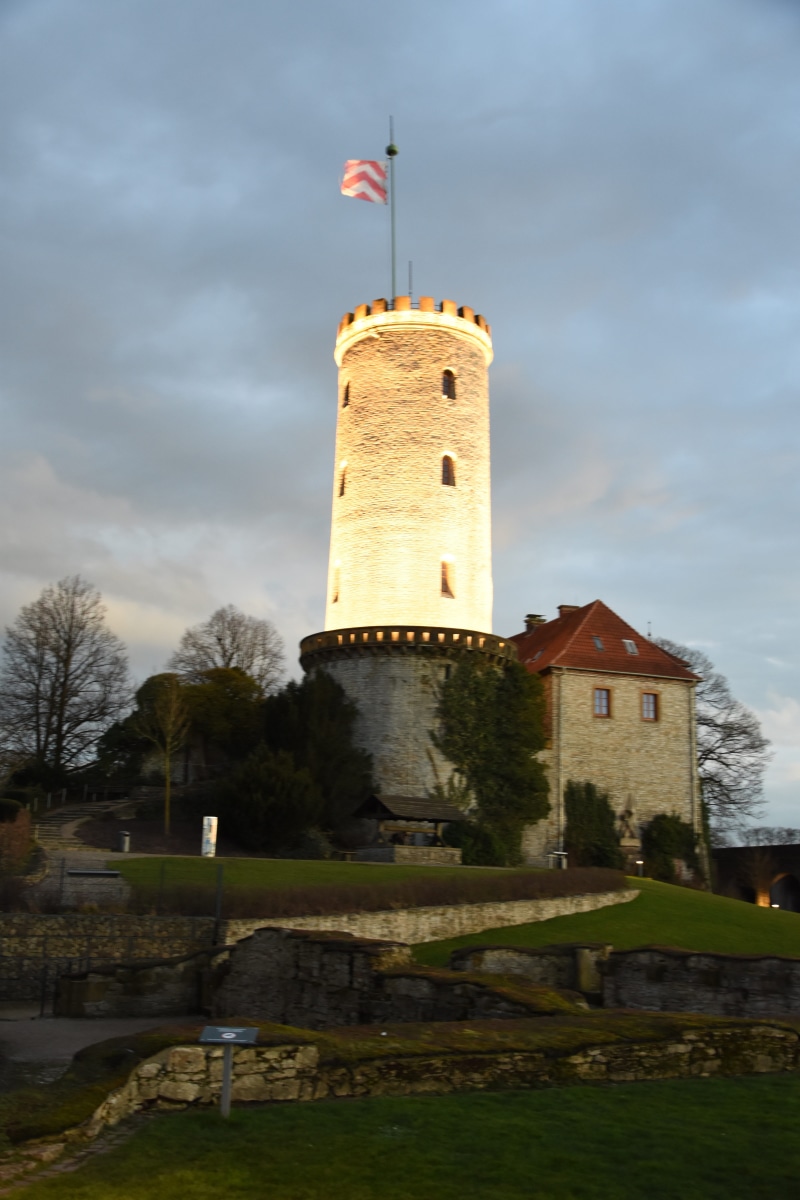 battlements, sky, day, defense, nature, stone, the past, cloud - sky, grass, Bielefeld, tree, built structure, sparrenburg, history, flag, Tower, historically
