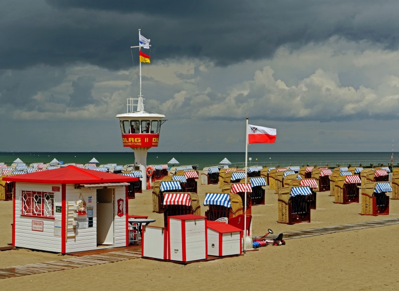 striped, chill weather, outdoors, clubs, beach, sky, sand, nature, architecture, day, lübeck bay, horizon, wind, water, summer, coast, 4K, changeable