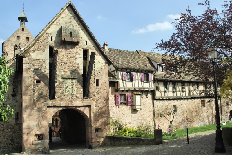 building exterior, house, 2K, old village, fortified house, spirituality, residential district, riquewihr, outdoors, building, history, belief, arch, no people