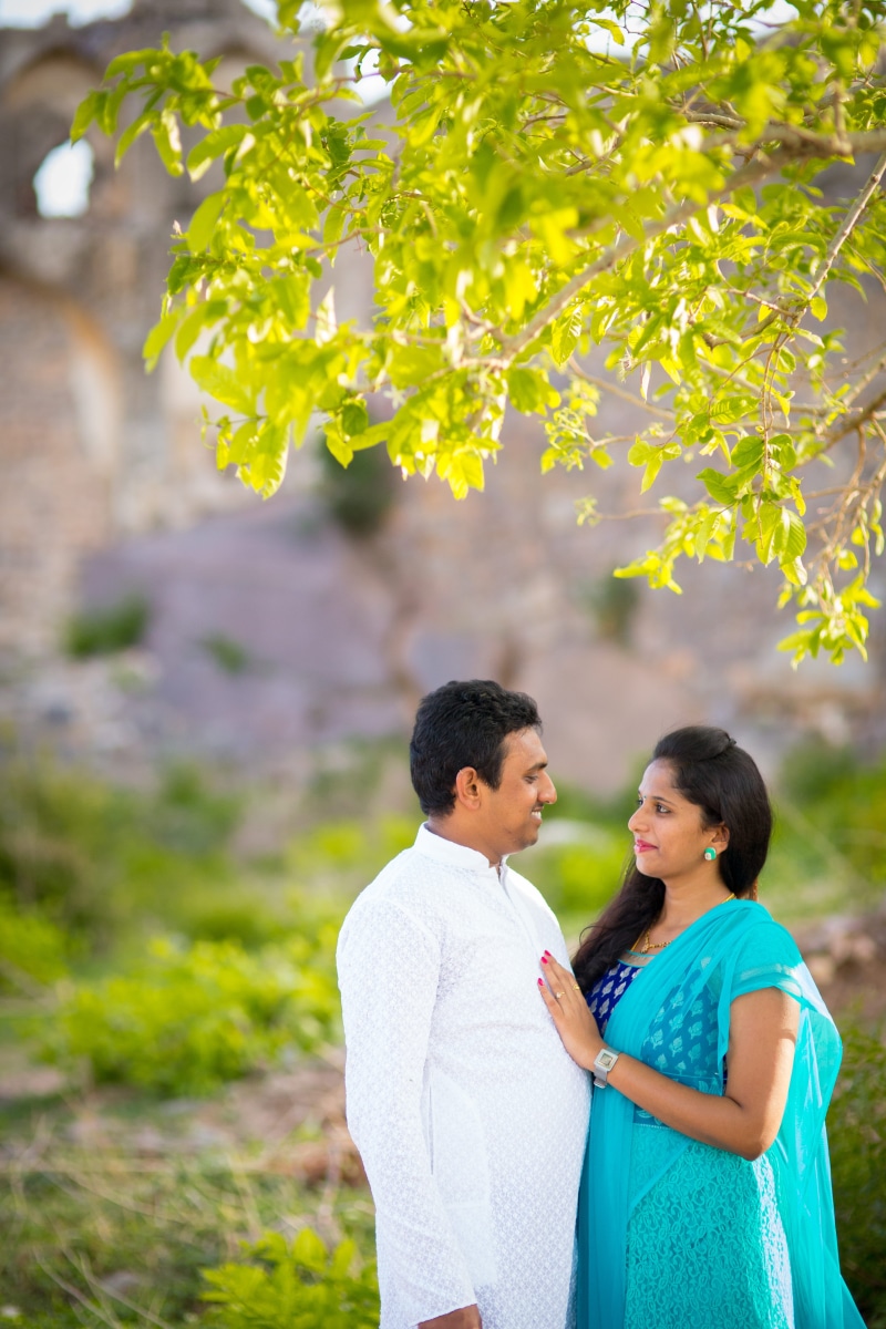 love, two people, india, bonding, emotion, women, 5K, side view, outdoors, leisure activity, day, indian couple, positive emotion, togetherness, men, real people
