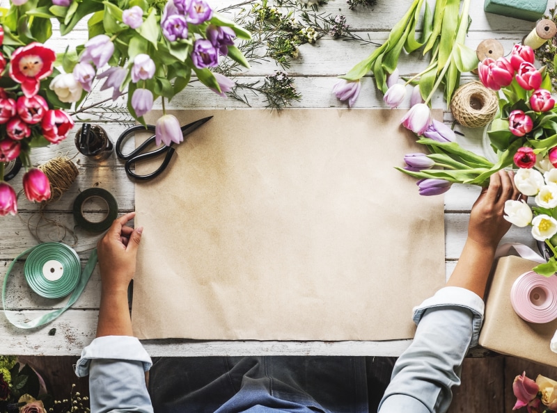 Gift, Hands, handicraft, handiwork, real people, Rope, floral, human body part, Present, bouquet, Craft, Beautiful, design space, Decorative, Space, Summer