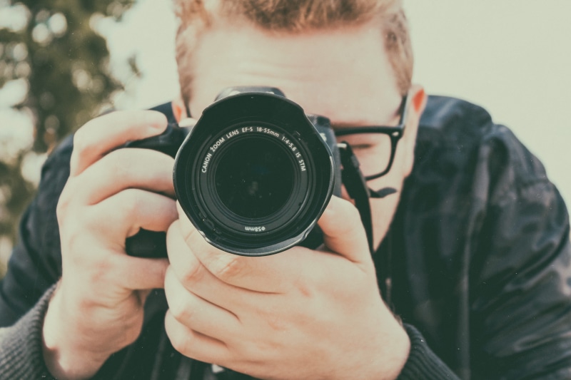 lens - optical instrument, photography themes, focus on foreground, human hand, photgraphy, modern, hand, leisure activity, photo, activity, one person