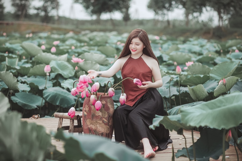 leisure activity, flower, real people, flowers, woman, adult, young adult, 5K, holding, front view, young women, outdoors, women, flowering plant, three quarter length