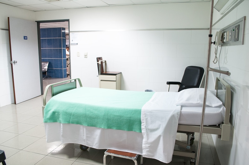 bed, hospital ward, medical equipment, empty, equipment, indoors, domestic room, white color, absence, wall - building feature, medical condition, no people