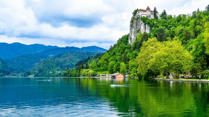 tranquil scene, water, idyllic, outdoors, architecture, non-urban scene, hill station, lake, 1080P, forest, sky, europe, no people, vegetation, slovenia