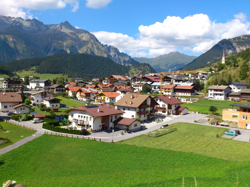 2K, mountain range, europe, hill, townscape, residential district, house, tree, mountain, day, european Alps, grass, Landscape, nature, switzerland, mountains