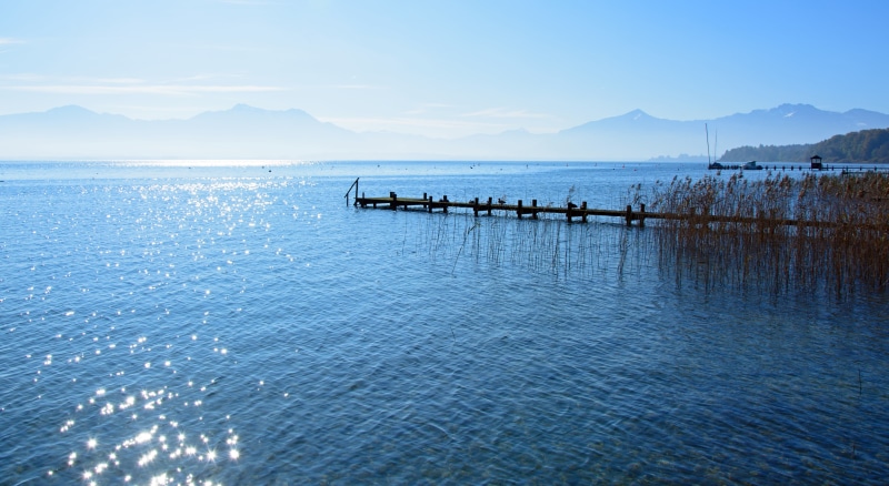 body, no people, 5K, water, mountains, day, back light, environment, nature, scenics, lake, blue, black, white, beauty in nature, chiemsee, landscape